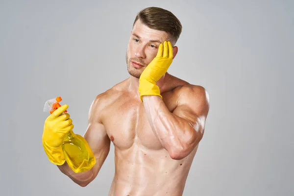 Izmos férfi gumikesztyű pózol házi feladatot — Stock Fotó