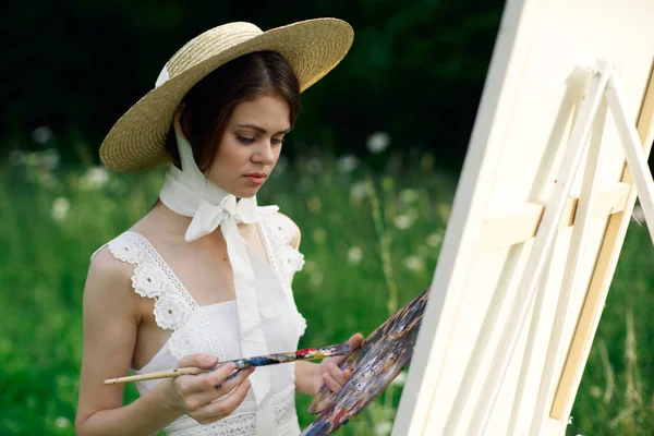 Mujer artista ver con pintura paleta dibuja un cuadro en la naturaleza — Foto de Stock