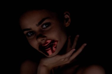 Neşeli Kadın Çıplak Omuz Yamaları Cilt Bakımı