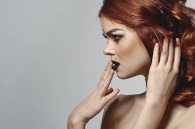 Çıplak omuzlu kızıl saçlı kadın makyaj tabanlı burç burcu burcu.