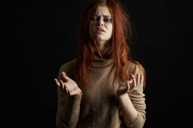 Gözlerinin altında morluklar olan korkmuş kadın depresyon istismarını yeniyor.