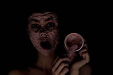 Yüzü maskeli, omuzları açık cilt tazeleme güzelliği olan bir kadın.