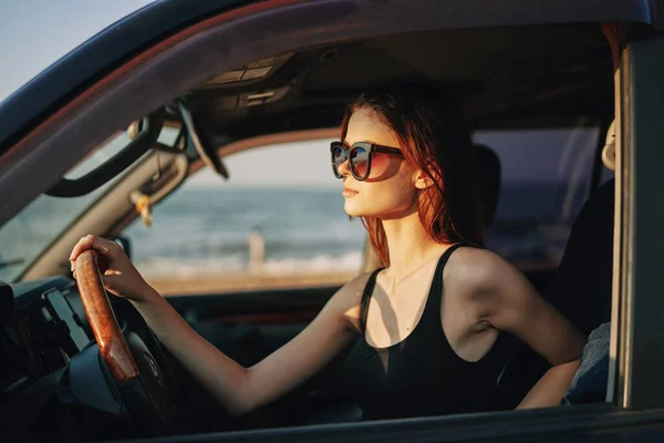 Fröhliche Frau mit Sonnenbrille auf Autofahrt — Stockfoto