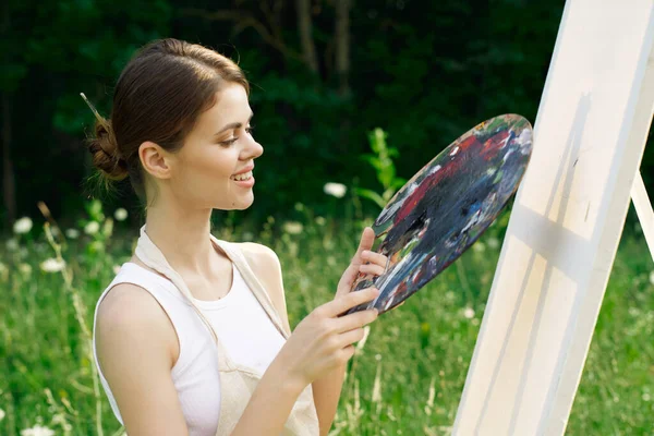 Nő művész szabadban palettája festékek festeni egy képet — Stock Fotó