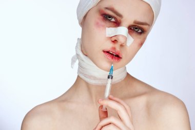 Estetik ameliyat yapan bir kişinin çıplak omuzları izole edilmiş
