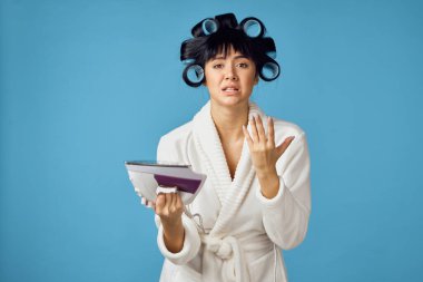 Beyaz cüppeli kadın ev işi temizlik servisi mavi arka plan