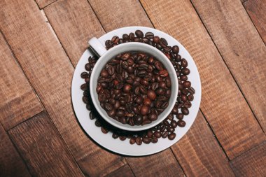 Kahverengi kahve çekirdekleri nesnenin fotoğrafı.