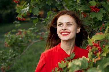 Gülümseyen kadın kırmızı dudaklar doğaya taze hava verir yaz mevsimi