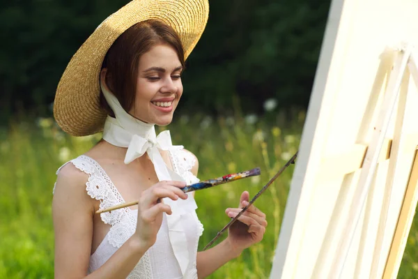Kobieta w białej sukience artysta maluje na palecie przyrody kreatywne — Zdjęcie stockowe