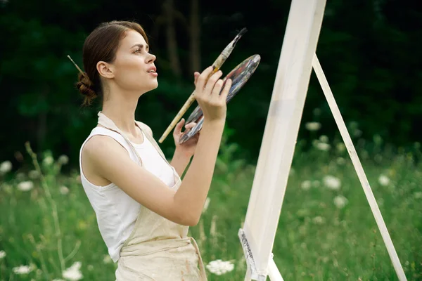 Žena venku malovat obrázek krajina hobby tvůrčí — Stock fotografie