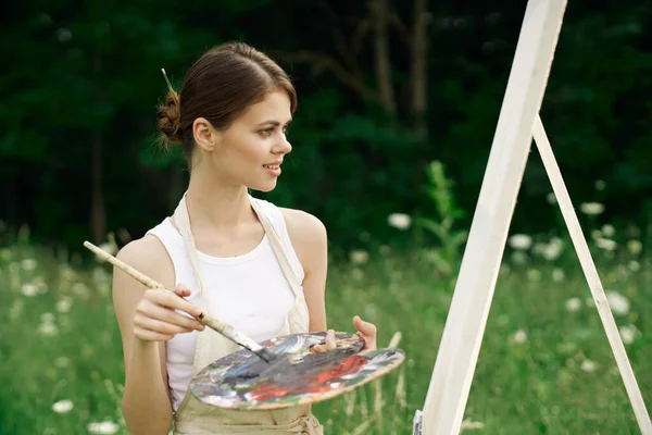 Kadın açık havada resim çiziyor yaratıcılık üzerine bir hobi. — Stok fotoğraf