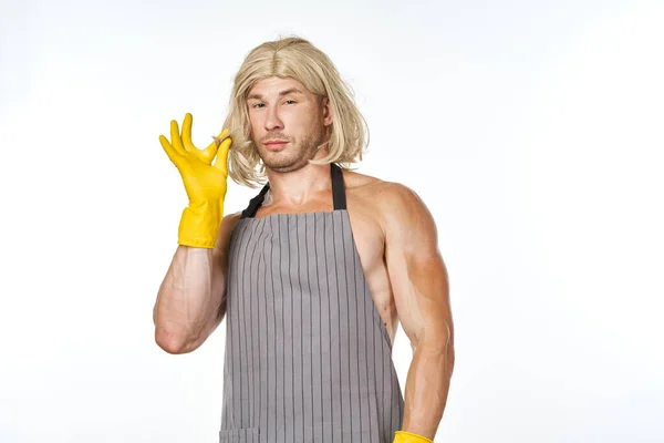 Homem em luvas de borracha amarela em uma mulher peruca limpeza posando — Fotografia de Stock