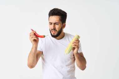 Beyaz tişörtlü sakallı adam Meksika yemeği.