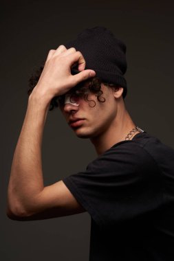 Kırık burunlu dövüşçü boks antrenmanı yapıyor. Saldırı yaralanması.