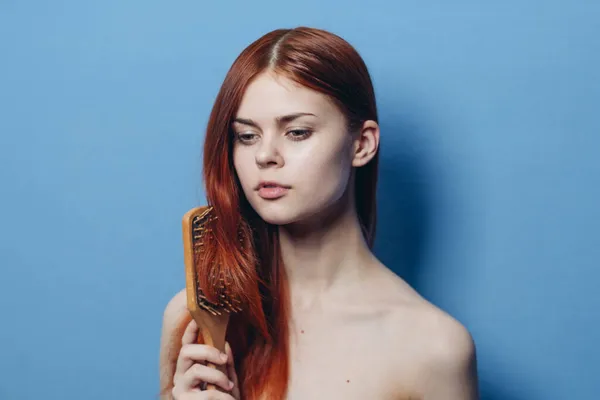 Красивая женщина расчесывает волосы голыми плечами уход за волосами — стоковое фото
