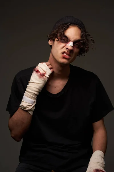 Lutador com nariz quebrado treinamento boxe conflito agressão lesão — Fotografia de Stock