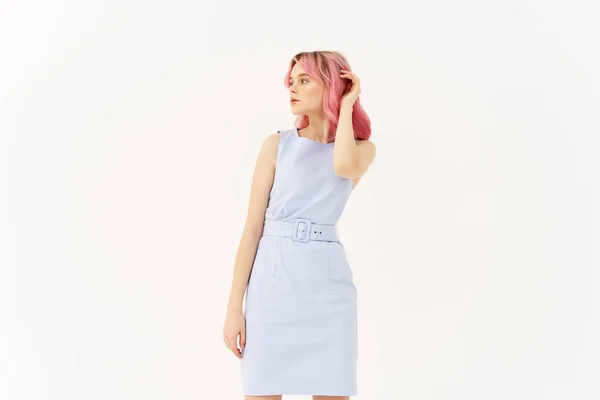 青いドレスの女性ピンクの髪のポーズ光の背景 — ストック写真