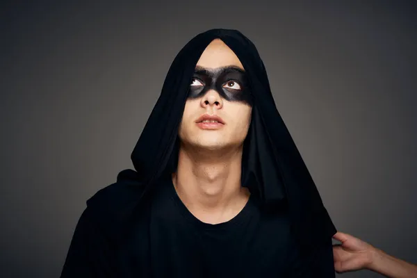 Homem em máscara preta halloween horror fantasma fundo escuro — Fotografia de Stock