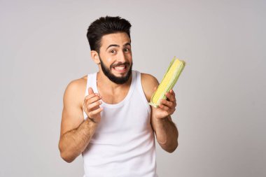 Sakallı adam sebze beslenme, atıştırma hafif arka plan