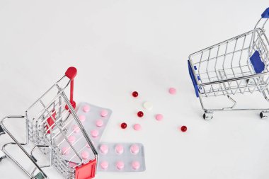 Eczane alışveriş arabaları arka planda eczane