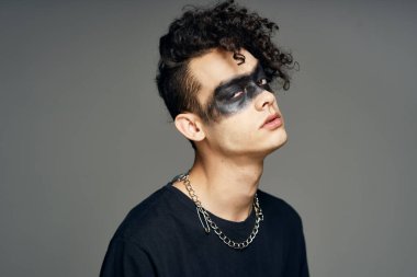 Siyah maskeli adam cadılar bayramı dehşeti karanlık arka plan