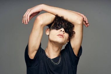 Siyah maskeli bir adam Cadılar Bayramı kostümlü karanlık bir arka plan