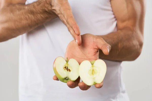Hombre barbudo emocional con manzana en las manos bocadillo de frutas — Foto de Stock