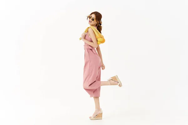 Csinos nő rózsaszín ruha dekoráció pózol modell — Stock Fotó