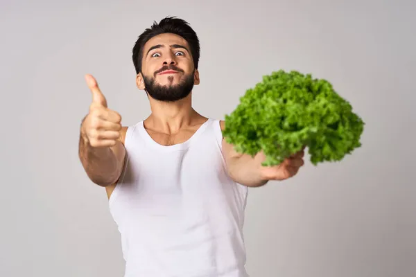 Uomo barbuto in bianco t-shirt lattuga foglia verdura cibo sano — Foto Stock