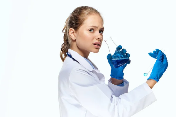 Investigación de la bata blanca del doctor femenino analiza diagnósticos de laboratorio — Foto de Stock