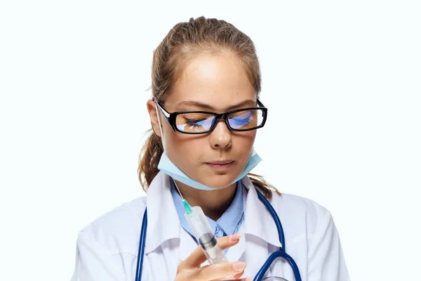 Assistente di laboratorio femminile in soluzione chimica cappotto bianco analizza la ricerca — Foto Stock