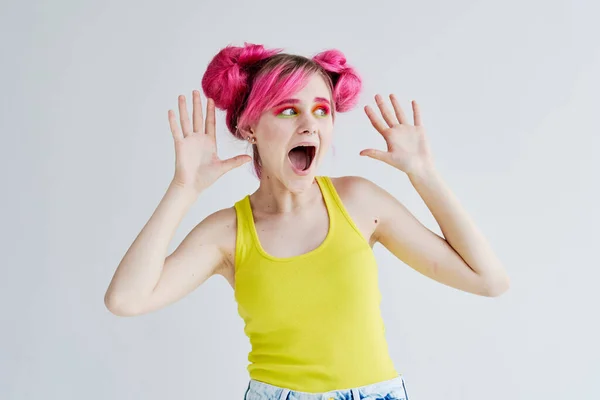 Mulher proporcional com cabelo rosa em um estilo de vida top tanque amarelo — Fotografia de Stock