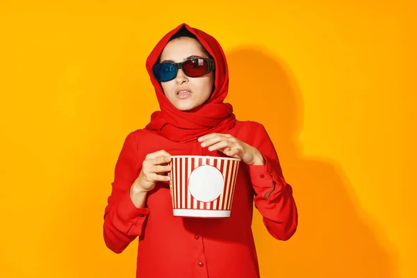 Kobieta w czerwonym hidżabie popcorn rozrywka kino etniczność model — Zdjęcie stockowe