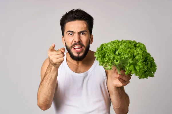Vousatý muž v bílém tričku salát list zelenina zdravé jídlo — Stock fotografie
