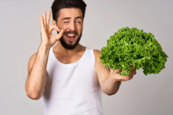 Hombre barbudo en blanco camiseta lechuga hoja verduras alimentos saludables — Foto de Stock