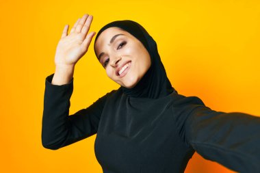 Müslüman eğlence etnik modeli stüdyo yaşam tarzı pozu veriyor