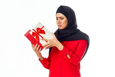 Siyah tesettürlü Müslüman kadın bayram hediyesi.