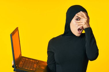 Neşeli kadın dizüstü bilgisayar öğrencilerin duygularını öğreniyor. Etnik model.