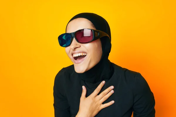 Hübsche Frau 3D Brille Unterhaltung Emotionen isoliert Hintergrund — Stockfoto