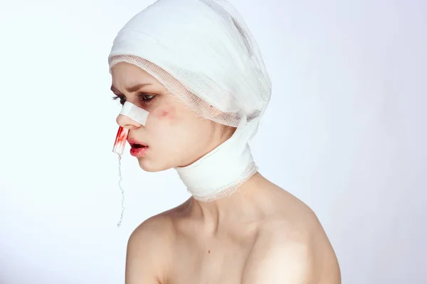Femme émotionnelle chirurgie plastique opération épaules nues fond isolé — Photo