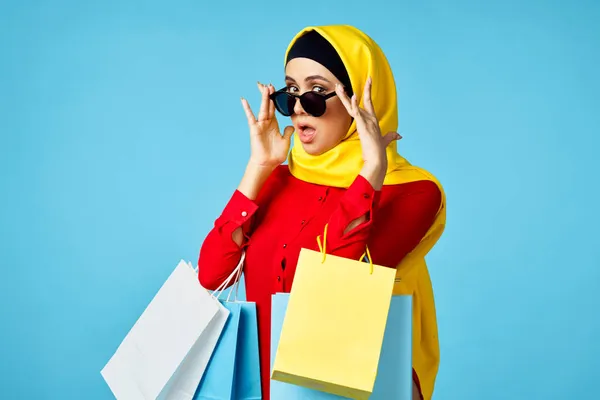 Μουσουλμάνα γυναίκα σε hijab ψώνια διασκέδαση μπλε φόντο — Φωτογραφία Αρχείου
