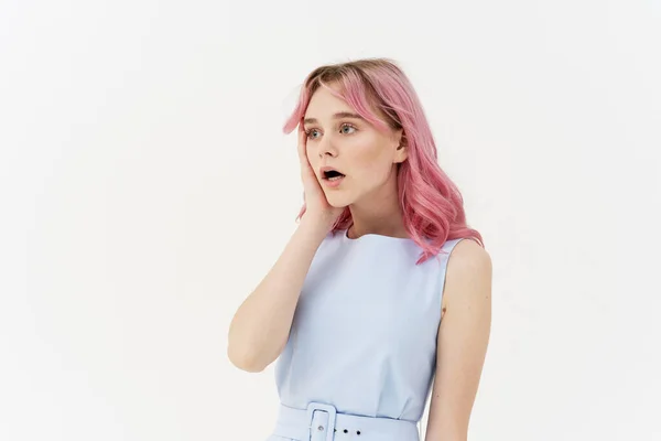 Хипстерская женщина с розовыми волосами творческий образ жизни весело дизайн — стоковое фото