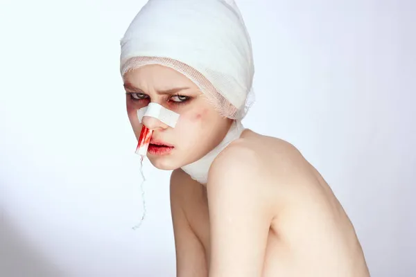 Nő plasztikai műtét csupasz vállak fény háttér — Stock Fotó