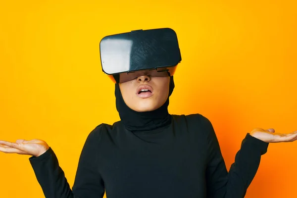 Árabe mulher virtual realidade óculos entretenimento etnia modelo — Fotografia de Stock
