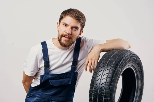 Male worker auto mechanic machine professional light background — Stock Photo, Image