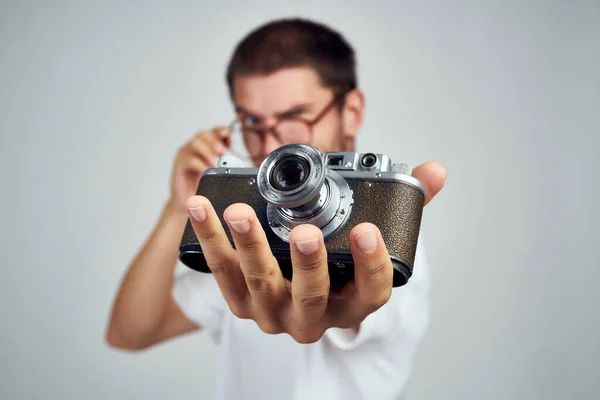 Fotógrafo masculino com câmera profissionais de tecnologia de escritório — Fotografia de Stock