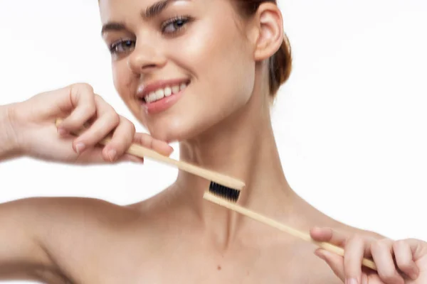 Mujer alegre con los hombros desnudos cepillos de dientes higiene cuidado oral — Foto de Stock