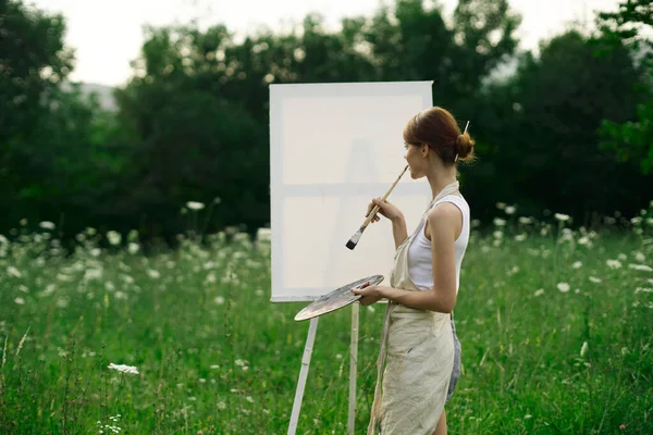 Woman artist outdoors easel drawing creative landscape — Stock Photo, Image