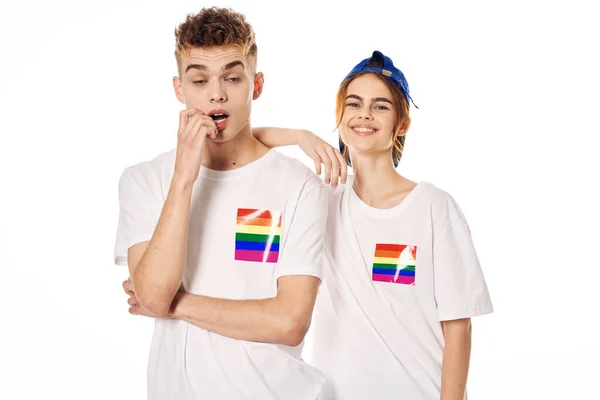 Pár fehér pólóban Zászló lgbt transznemű szexuális kisebbségek — Stock Fotó