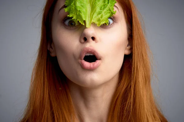 Žena s listem salátu zdravá strava dieta životní styl — Stock fotografie